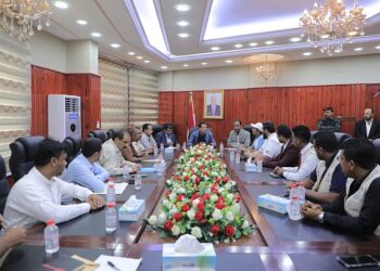 محافظ المهره  يناقش احتياجات المحافظه بعد اعصار تيج