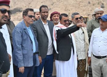 محافظ المهرة يتفقد أضرار إعصار “تيج” بمديرية حصوين