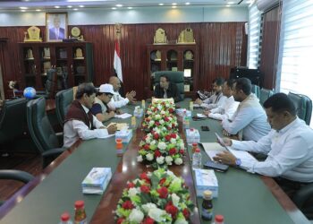 محافظ المهرة يناقش مع مسؤول أممي أضرار إعصار تيج