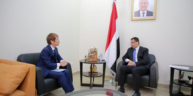 وزير الخارجية يبحث مع القائم بألاعمال الياباني تعزيز العلاقات الثنائية