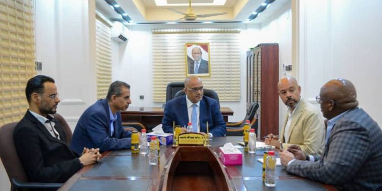 وزير التخطيط يبحث مع مدير ا(الاوتشا) جهود مواجهة الأزمة الإنسانية