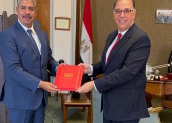 بحاح يسلم مساعد وزير الخارجية المصري نسخة من اوراق اعتماده سفيراً بالقاهرة