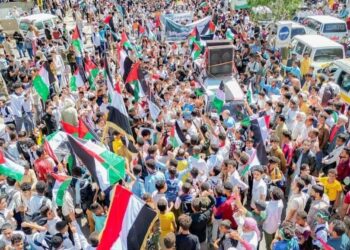 مظاهرة شعبية بتعز تدعو لايقاف حرب الإبادة على غزة