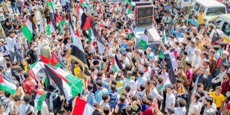 مظاهرة شعبية بتعز تدعو لايقاف حرب الإبادة على غزة