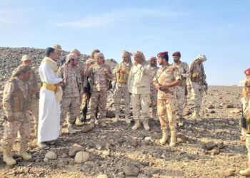 قائدان عسكريان يتفقدان الخطوط الأمامية بجبة رغوان ومحزام ماس