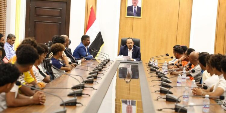 محافظ حضرموت يوجّه بتجهيز منتخب الناشئين وتسهيل نقله الى سلطنة عُمان