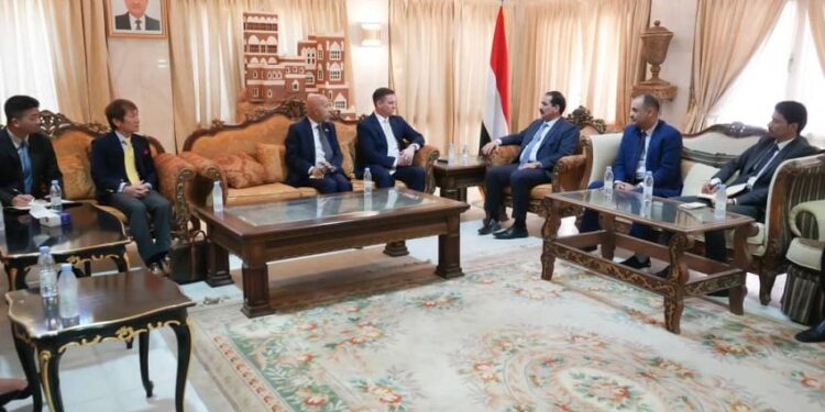 وزير الداخلية يلتقي القائم بأعمال السفير الياباني وعدد من الملحقين الامنيين