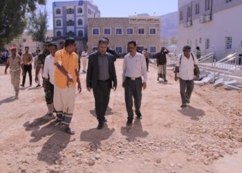 العامري يطلع على مشروع رصف وسفلتة ساحات مستشفى سيئون العام