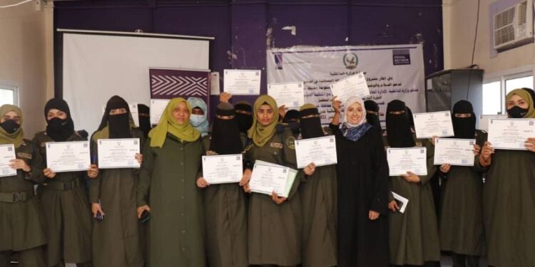 دورة تدريبية في صناعة الحقائب  بأبين  اختتام تدريب ٣٠ من منتسبات الشرطة النسائية بعدن