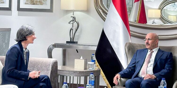 العميد طارق يستقبل السفيرة الفرنسية  ويشهدافتتاح معرض دبي للطيران