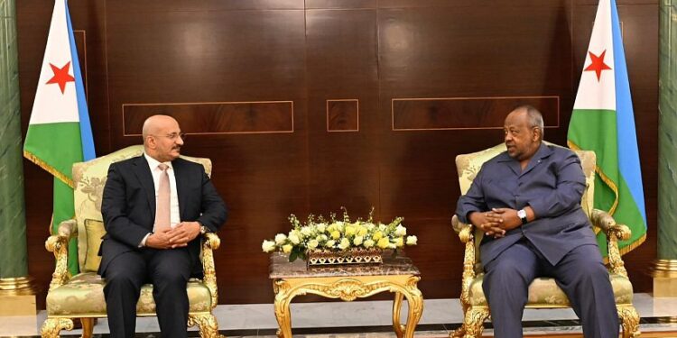 العميد طارق يبحث مع رئيس جيبوتي تعزيز التعاون الثنائي والأمن البحري