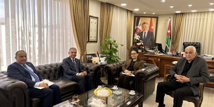 فقيرة يبحث مع وزيرة العمل الأردنية التعاون المشترك