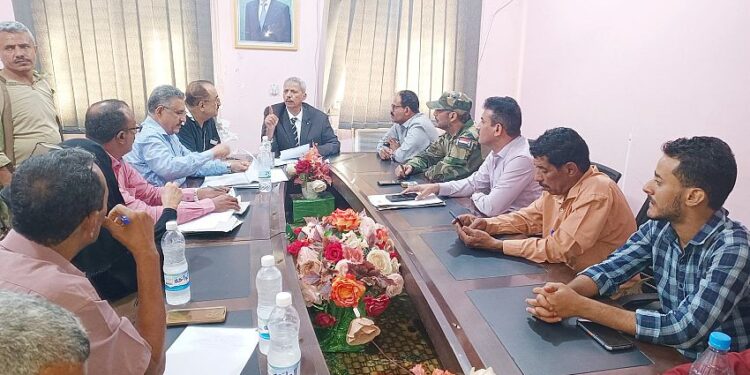 محافظ لحج يشدد على الحفاظ على أراضي الدولة من الاعتداءات