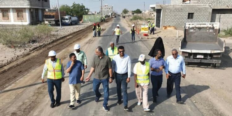 الماس يطلع على تأهيل عدد من الطرق في لحج