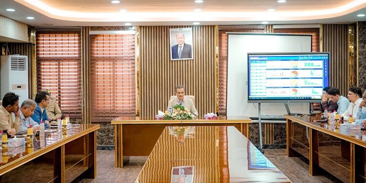 تنفيذي عدن يناقش مستوى الأداء والخدمات المقدمة للمواطنين