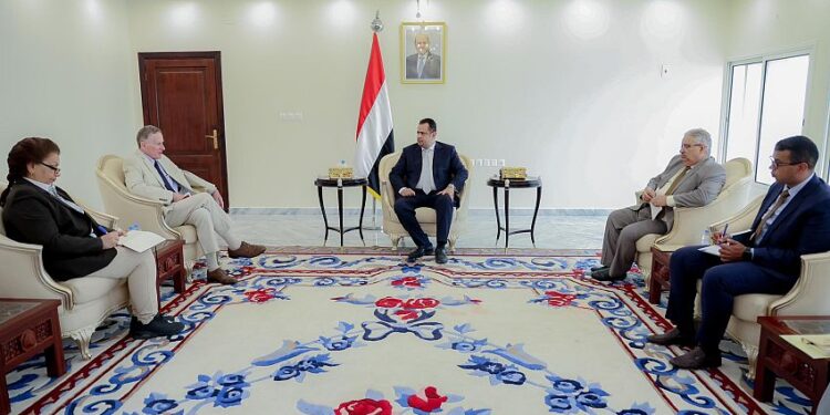 رئيس الوزراء يطالب رئيس(أونمها) ضرورة تشديد الرقابة على موانئ الصليف والحديدة