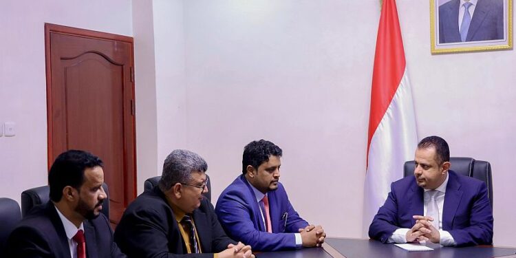 معين يطلع على سير العمل بجامعة المهرة وجهود السلطه المحليه بحضرموت