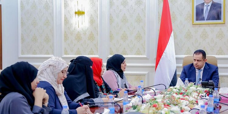 رئيس الوزراء يؤكد حرص الحكومة على توسيع مشاركة المرأة في مواقع صنع القرار