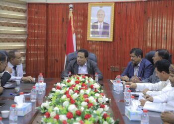 محافظ المهرة يلتقي لجنة وزارة المياه المكلفة بتقييم وحصر أضرار إعصار تيج