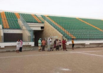 بدء تركيب العُشب الصناعي لاستاد معاوية الرياضي الدولي في لحج