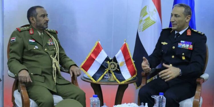 رئيس الاركان يبحث مع قائدي القوات البحرية والجوية المصرية التعاون العسكري