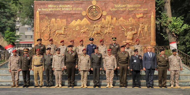بن عزيز يزور أكاديمية ناصر العسكرية وكلية القادة والاركان المصرية
