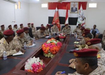 وزير الدفاع  يجتمع بقيادة المنطقة العسكرية الأولى واللجنة الأمنية بوادي وصحراء حضرموت