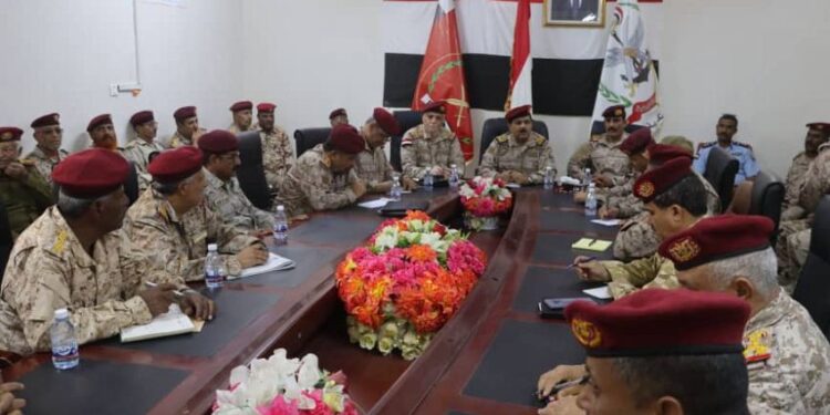 وزير الدفاع  يجتمع بقيادة المنطقة العسكرية الأولى واللجنة الأمنية بوادي وصحراء حضرموت