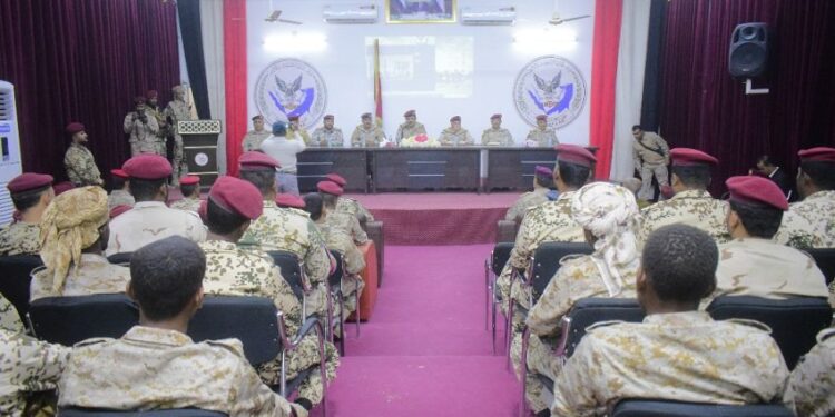 وزير الدفاع يتفقد جاهزية اللواء 101 شرطة جوية