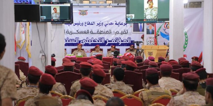 وزير الدفاع يشيد بأدوار وتضحيات المنطقة السادسة