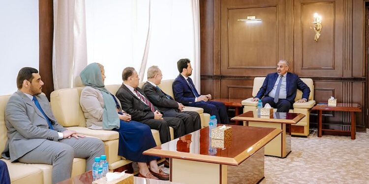 الزبيدي يناقش مع قيادة هيئة التشاور والمصالحة الجهود ذات الصلة بعملية السلام.