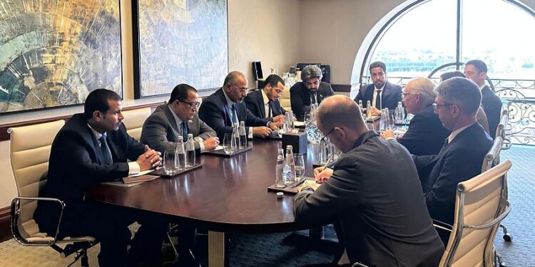 الزُبيدي يبحث مع المبعوث الأمريكي مخاطر التصعيد الحوثي في البحر الأحمر وباب المندب