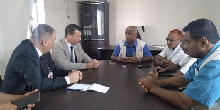 بعثة الصليب الأحمر تطلع على اوضاع النازحين في الحديدة