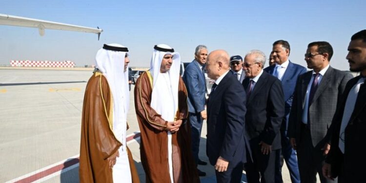 العليمي ينهي زيارة للامارات  بعد مشاركته في قمة المناخ