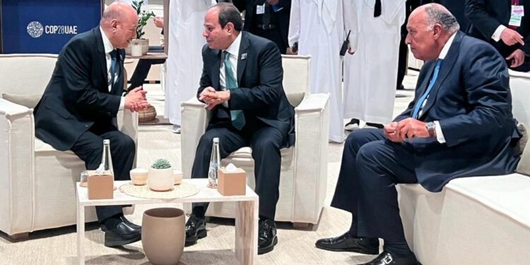 رئيس مجلس القيادة الرئاسي يجري عددا من اللقاءات على هامش قمة المناخ