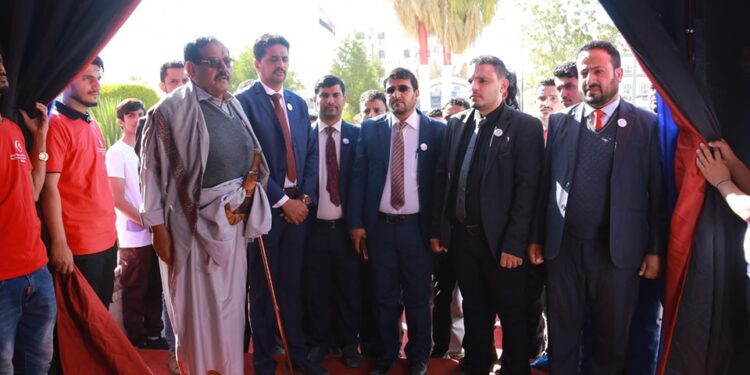 الفاطمي يتفقد مستشفى مأرب ويدشن العمل بهويته الجديدة