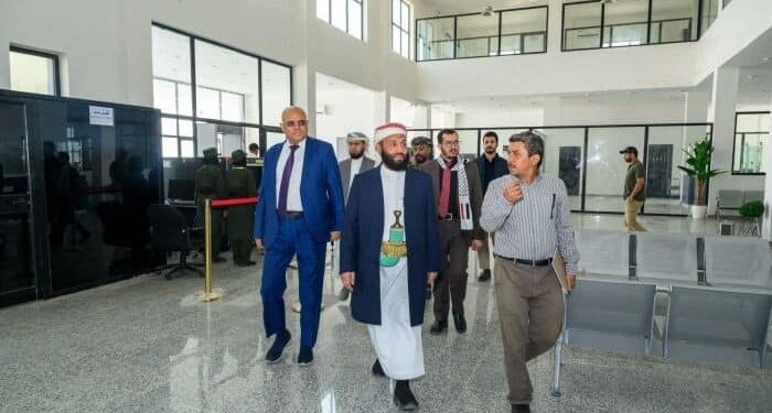 وزير الأوقاف ومحافظ تعز يزوران مطار المخا الدولي