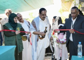 وكيل مأرب يفتتح بازارا نسويا لمنتجات الناجيات من العنف