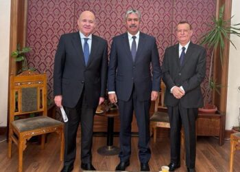 بحاح يبحث مع مساعد وزير الخارجية المصري اوضاع الجالية اليمنية في مصر