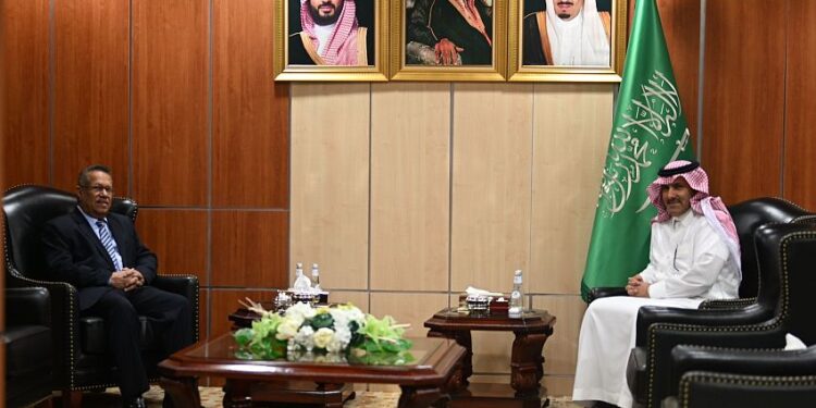 بن دغر يناقش مع السفير السعودي مستجدات الاوضاع في اليمن