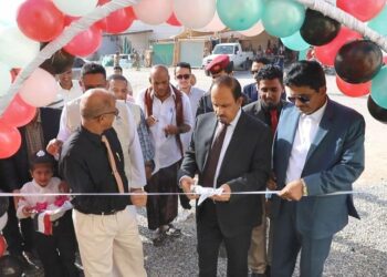 محافظ حضرموت يفتتح المركز الصحي بحي الانشاءات بالمكلا