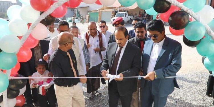 محافظ حضرموت يفتتح المركز الصحي بحي الانشاءات بالمكلا