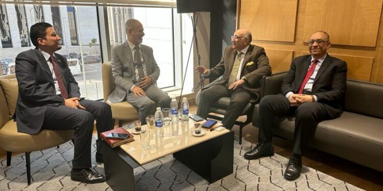 نائب وزير الصحة يبحث مع نظيره المصري سبل تعزيز التعاون