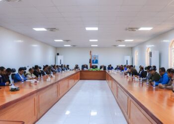 تنفيذي شبوة يرفض أشكال المركزية والوصاية على قطاع الاستثمارات بالمحافظة.