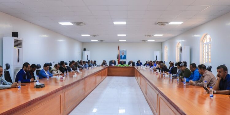 تنفيذي شبوة يرفض أشكال المركزية والوصاية على قطاع الاستثمارات بالمحافظة.