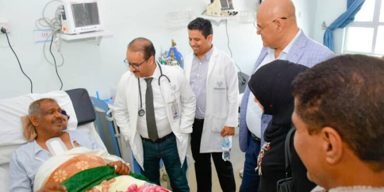 محافظ تعز يفتح ورشة المسارات البيئية للمصالحة ويزور مركز الأطراف الصناعية