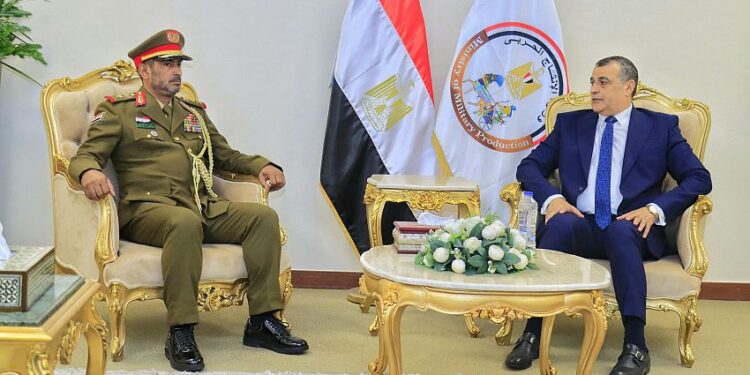 رئيس الأركان يبحث مع وزير الانتاج الحربي المصري التعاون العسكري بين البلدين