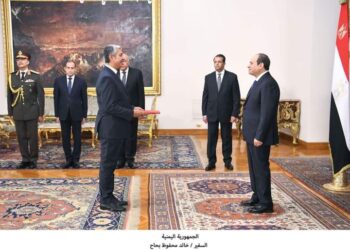 بحاح يقدم اوراق اعتماده سفيرا لليمن بالقاهره للرئيس المصري