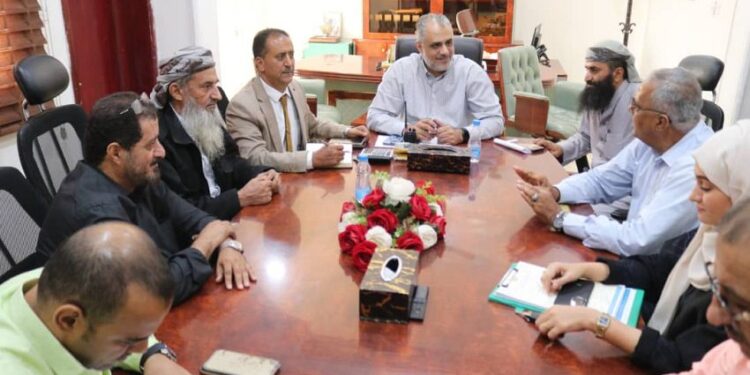 تنفيذ طريق سوق السلام - لبعوس  تشغيل أعمدة الإنارة الجديدة بالطاقة الشمسية في لحج