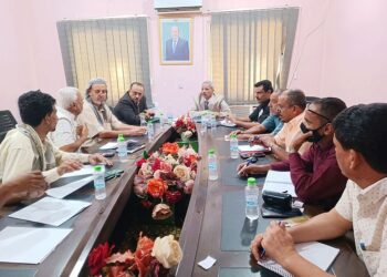 محافظ لحج يطلع على أوضاع مؤسسة المياه والصرف الصحي بالمحافظة